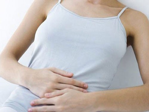 U nanng buồng trứng vỡ sẽ gây đau bụng nhẹ ở chị em