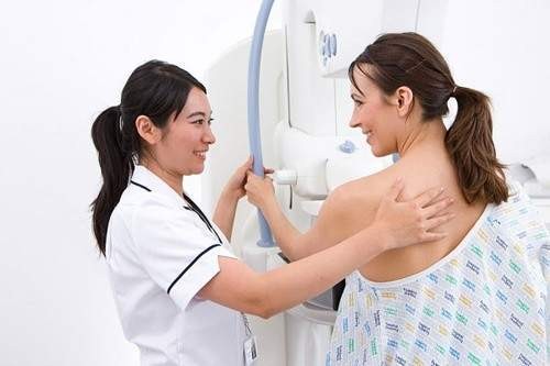 Hãy thăm khám bác sĩ khi bạn thấy triệu chứng của u nang vú ảnh hưởng nghiêm trọng tới lượng sữa và sức khỏe của bạn