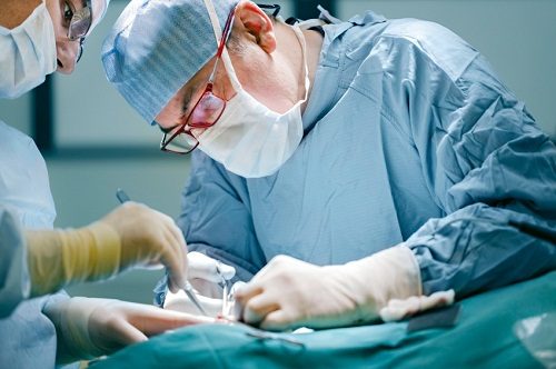 Đa số bệnh nhân ung thư đại tràng giai đoạn 1 được chỉ định điều trị bằng phẫu thuật cắt bỏ đại tràng