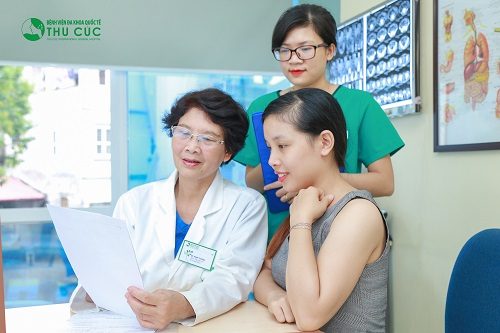 Bác sĩ bệnh viện Thu Cúc đang tư vấn điều trị bệnh cho người bệnh