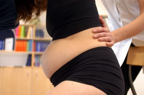 Chị em nên thăm khám thai định kỳ để được bác sĩ tư vấn phương pháp sinh tốt nhất khi bị trĩ