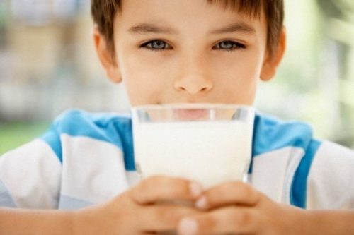 Có phải mọi người đều bị đau bụng khi uống sữa bị không dung nạp lactose?
