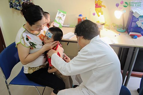 Cha mẹ cần đưa bé đi khám để được chẩn đoán chính xác nguyên nhân và có biện pháp điều trị phù hợp