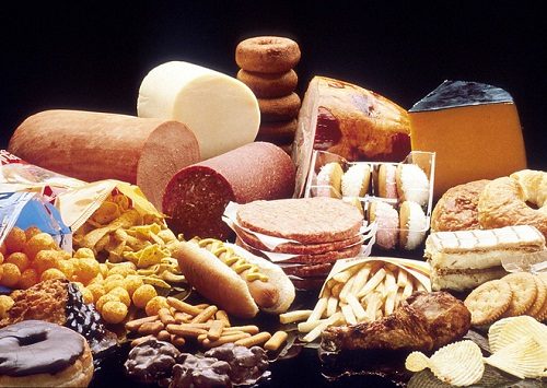 Người bệnh cũng nên hạn chế những thực phẩm béo, chế biến sẵn