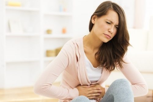 Đau bụng là triệu chứng điển hình khi bị viêm đại tràng co thắt