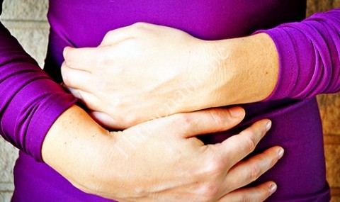 Đau vùng thượng vị là một trong những biểu hiện điển hình của viêm hang vị dạ dày.