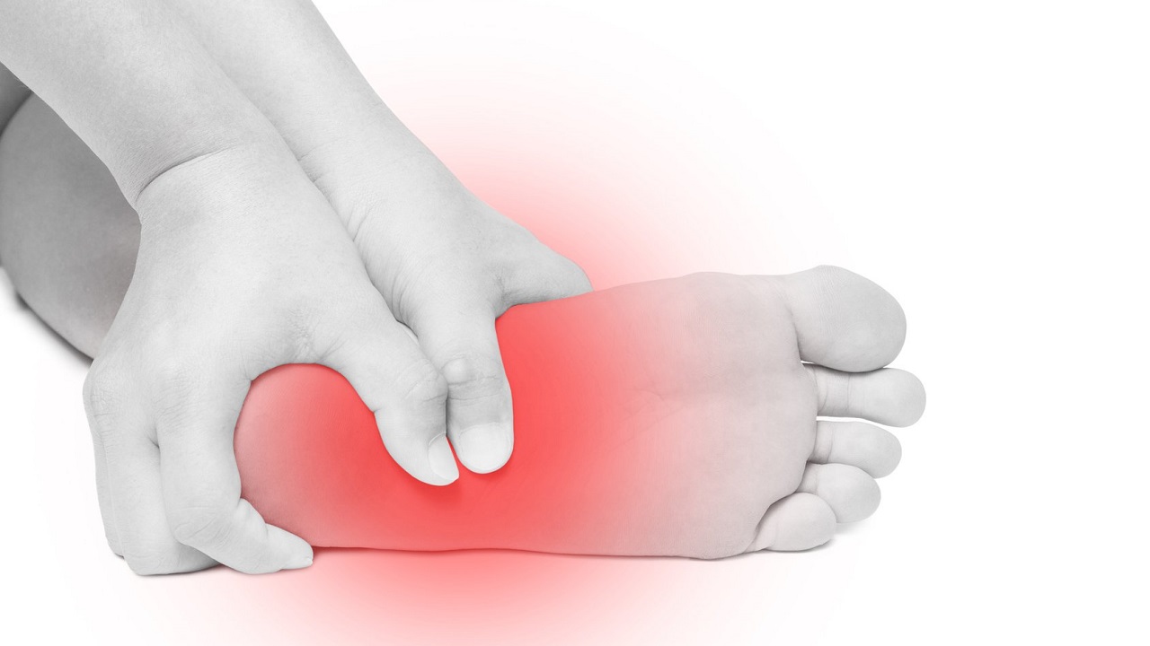 Có phương pháp tự chăm sóc hay liệu pháp tại nhà nào giúp giảm triệu chứng của viêm khớp bàn chân?

