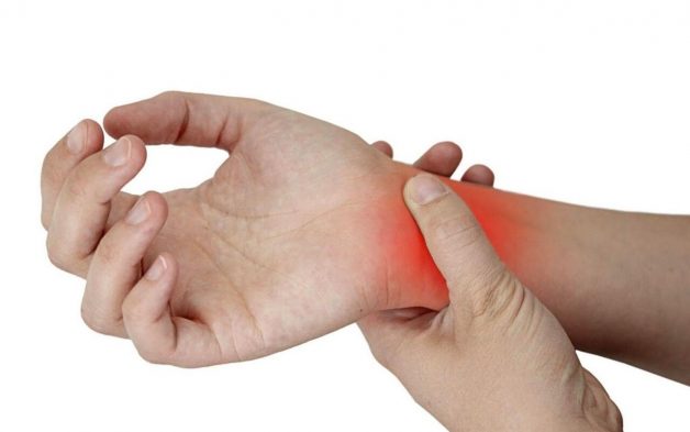 Từ cơn đau cổ tay dẫn tới viêm khớp