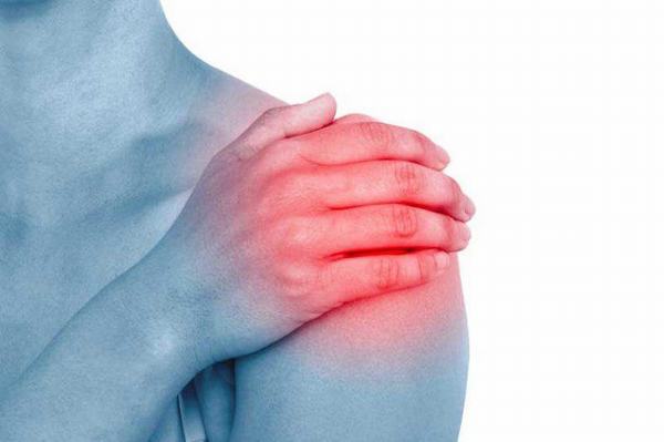 Người bị viêm khớp vai thường gặp phải tình trạng đau nhức ở vai, hạn chế vận động