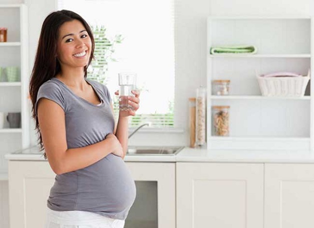 Súc miệng bằng nước muối là phương pháp không thể bỏ qua khi phụ nữ có thai bị viêm nướu, chảy máu chân răng.