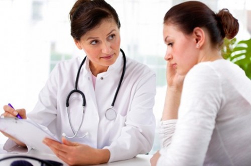 Bạn không nên tự ý dùng thuốc điều trị mà cần sự chỉ định của bác sĩ