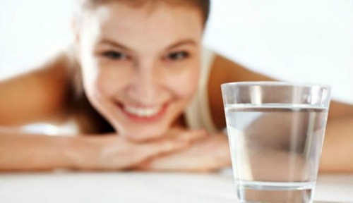 Để tránh viêm đường tiết niệu bạn cần uống nhiều nước mỗi ngày