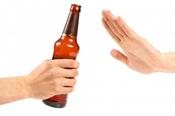 Bệnh nhân xơ gan cổ trướng cần tuyệt đối tránh rượu bia, các đồ uống chất kích thích