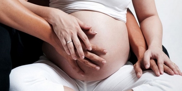 Những biểu hiện nào cho thấy việc xoa bụng khi mang bầu có thể gây hại?
