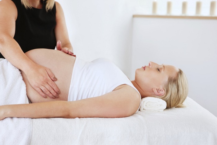 Xoa bụng khi mang thai có ảnh hưởng gì không?