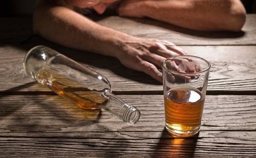 Uống nhiều rượu là một trong những nguyên nhân gây ra tình trạng xuất huyết ở dạ dày, nguy hiểm