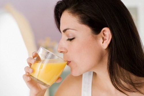Uống mật ong hoặc uống nước nha đam cũng được nhiều thai phụ sử dụng khi bị xuất huyết dạ dày