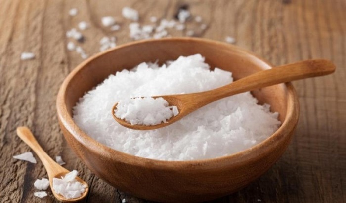 Ăn nhiều muối, cơ thể sẽ tăng đào thải canxi qua nước tiểu và làm tăng nguy cơ loãng xương.