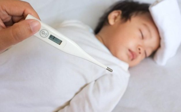 Bố mẹ nên đo thân nhiệt cho trẻ thường xuyên khi bé bị sốt, ho, chảy nước mũi