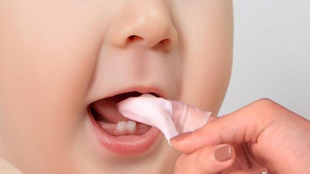 Bố mẹ nên vệ sinh răng miệng sạch sẽ cho trẻ