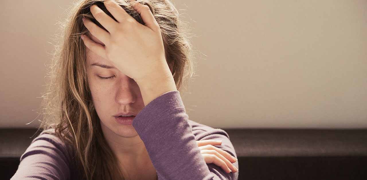 Dấu hiệu và triệu chứng khác nhau giữa bệnh Migraine và tăng nhãn áp góc đóng cơn cấp khiến đau đầu và sưng mắt.