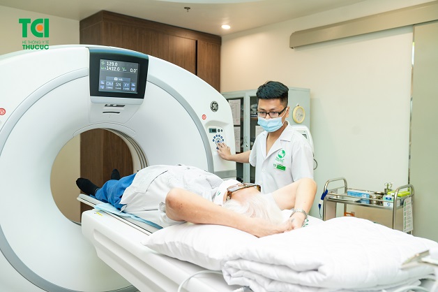 Trong quá trình chụp MRI khớp gối, người bệnh sẽ được kỹ thuật viên hướng dẫn chi tiết 