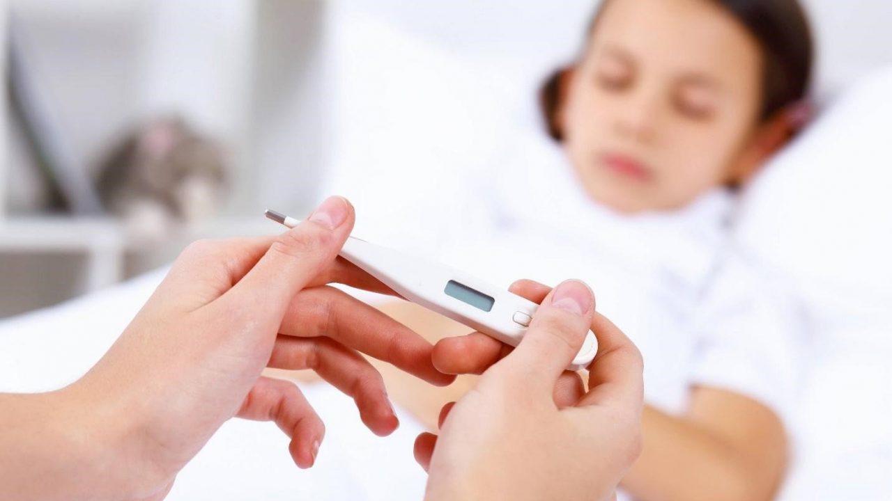 Khi trẻ bị sốt nên làm gì để con mau hồi phục sức khỏe?