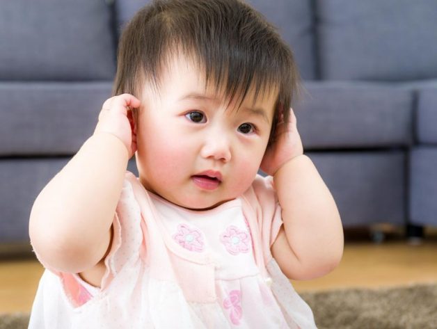 Trẻ bị viêm tai giữa ứ dịch thường cảm thấy đau tai và khả năng nghe bị suy giảm