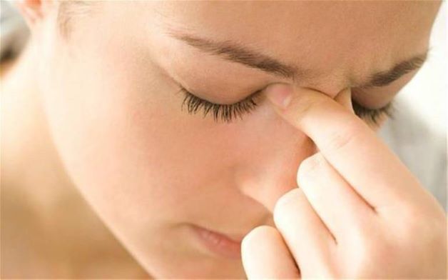 Mắt và tai có vị trí nằm gần với nhau, nên khi bị viêm xoang sàng thì người bệnh sẽ bị ảnh hưởng thị giác và thính giác và gây ra hiện tượng đỏ mắt, viêm mí mắt, áp xe nhãn cầu,