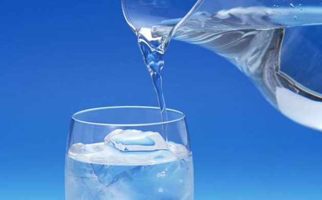 Uống nhiều nước đá lạnh dẫn đến tình trạng thanh quản bị tổn thương và có thể phù nề