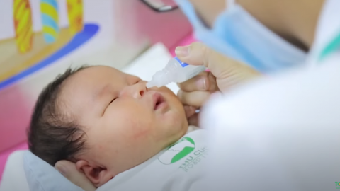 Cách vệ sinh mắt mũi – cuống rốn và hướng dẫn tắm bé mẹ không thể bỏ qua