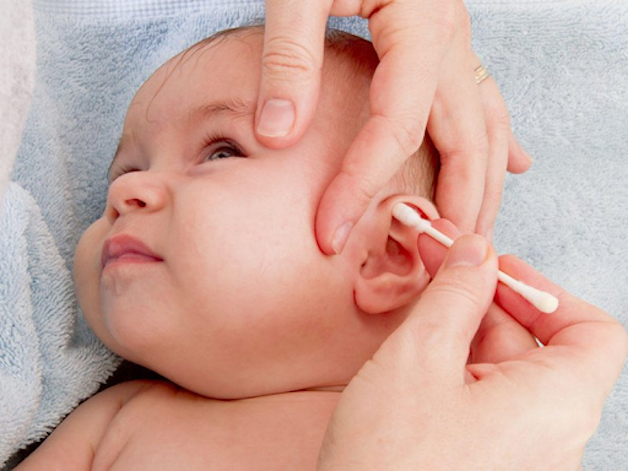 Vệ sinh tai cho trẻ đúng cách để tránh đọng nước, gây viêm nhiễm tai giữa cho trẻ.
