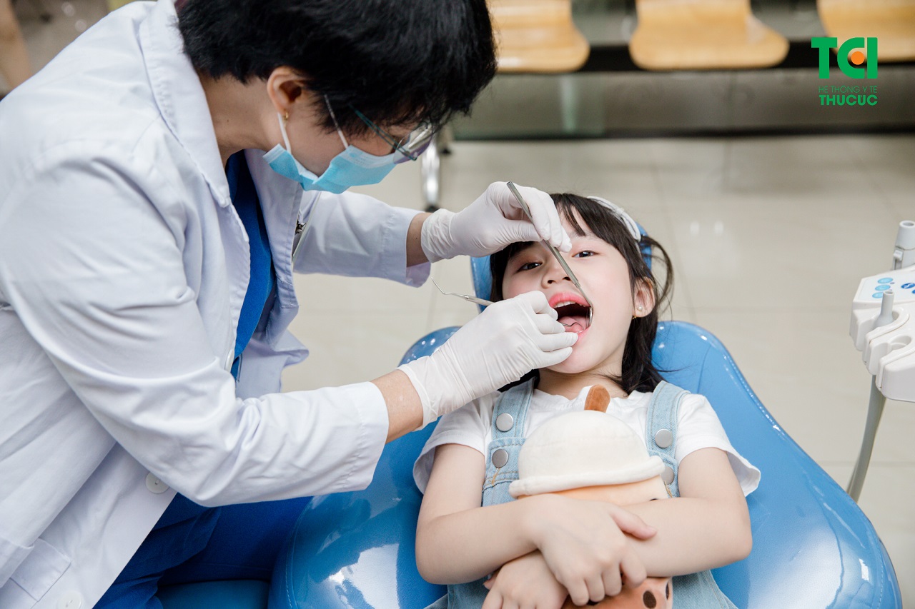 Quy trình điều trị tủy răng sữa bao gồm những bước nào?
