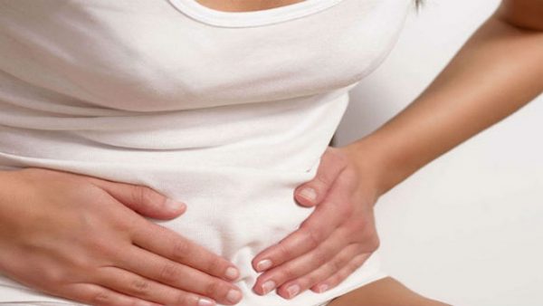 Các dấu hiệu điển hình của khối polyp ở cổ tử cung là đau bụng âm ỉ hoặc đau dữ dội kéo dài