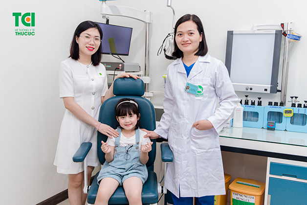 Bố mẹ nên cho trẻ đi khám để được bác sĩ điều trị dứt điểm bệnh viêm mũi dị ứng