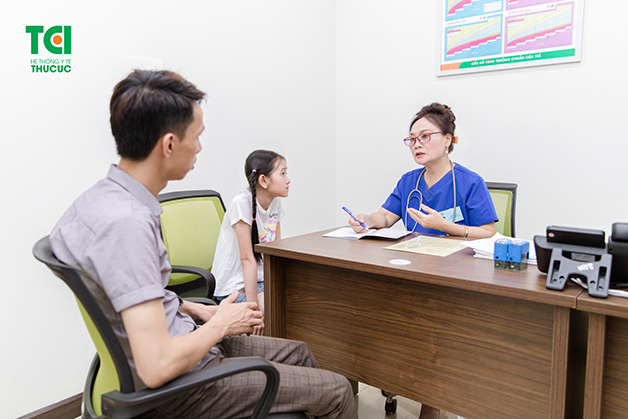 Bố mẹ nên đưa con đi khám khi trẻ có dấu hiệu bị suy dinh dưỡng