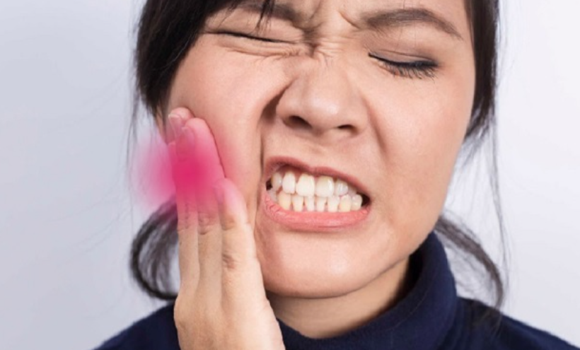 Đau nhức hàm do mọc răng khôn là tình trạng thường gặp khi răng khôn mọc lệch