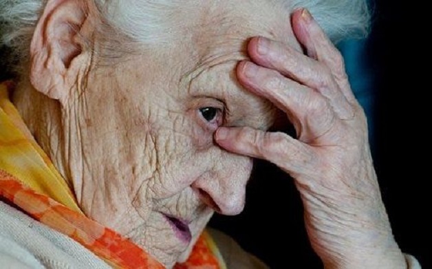 Bệnh alzheimer ở người lớn tuổi có biểu hiện gì