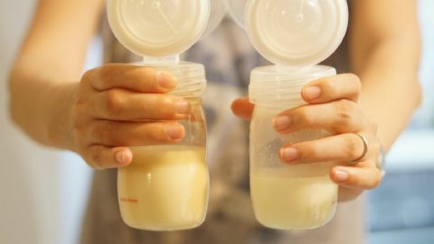Sữa mẹ vắt ra để được bao lâu – mẹ đã biết?