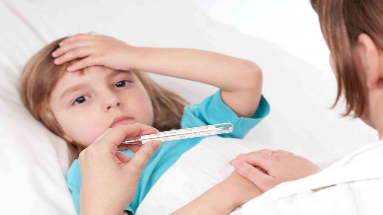 Tự nhiên trẻ sốt mọc răng có nguy hiểm không?
