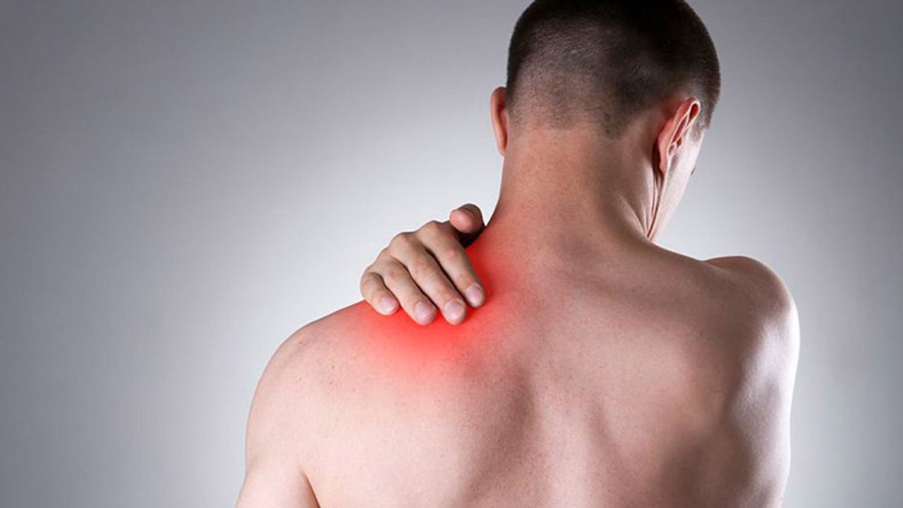 Loại thuốc điều trị nào thường được sử dụng để giảm đau và viêm cho bệnh nhân đau nhức xương khớp bả vai?
