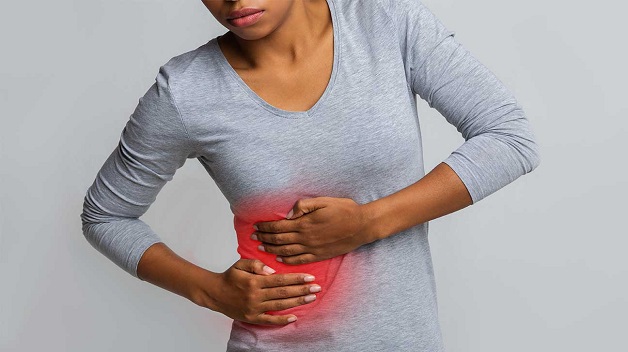 Đau bụng phải dữ dội là một trong những triệu chứng của viêm túi mật