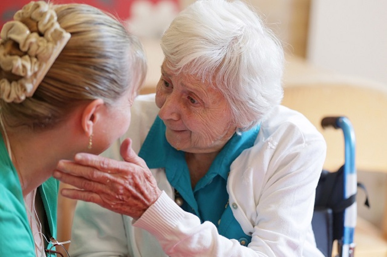 Cách chăm sóc người bệnh Alzheimer ở giai đoạn nặng?