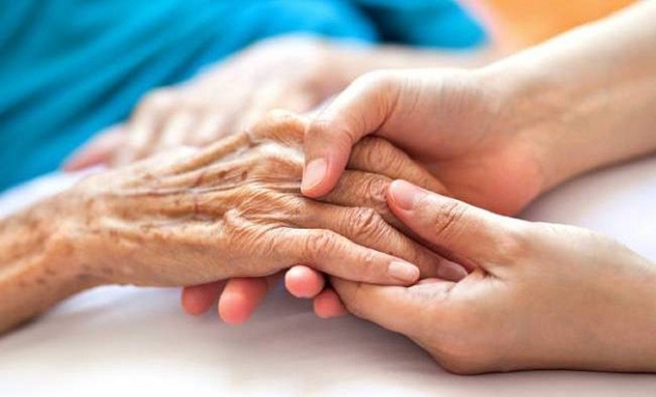 Biểu hiện và cách chăm sóc bệnh nhân ở giai đoạn cuối của bệnh Alzheimer 