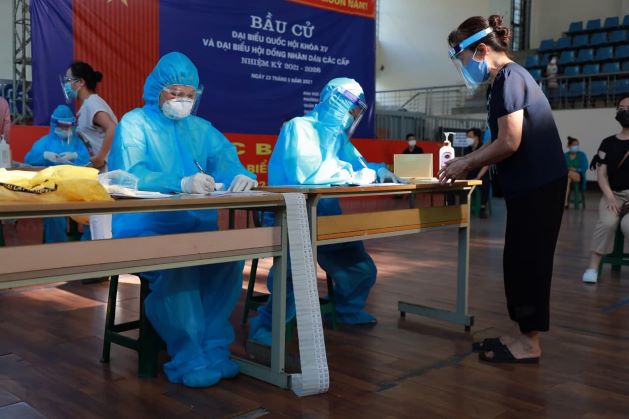 Thời tiết oi ả cùng lớp áo bảo hộ bí bách không ngăn nổi nhiệt huyết của đoàn quân áo trắng.