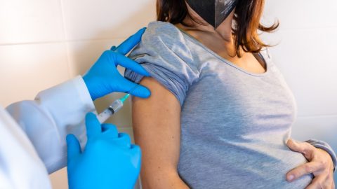 Hệ thống Y tế Thu Cúc TCI triển khai tiêm vắc xin Covid-19 miễn phí cho mẹ bầu
