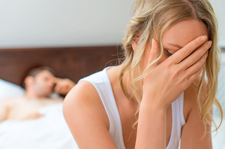 Ở một số chị em có cảm giác đau đầu và ngực căng tức, giảm ham muốn tình dục, đây là tác dụng phụ của cấy que tránh thai