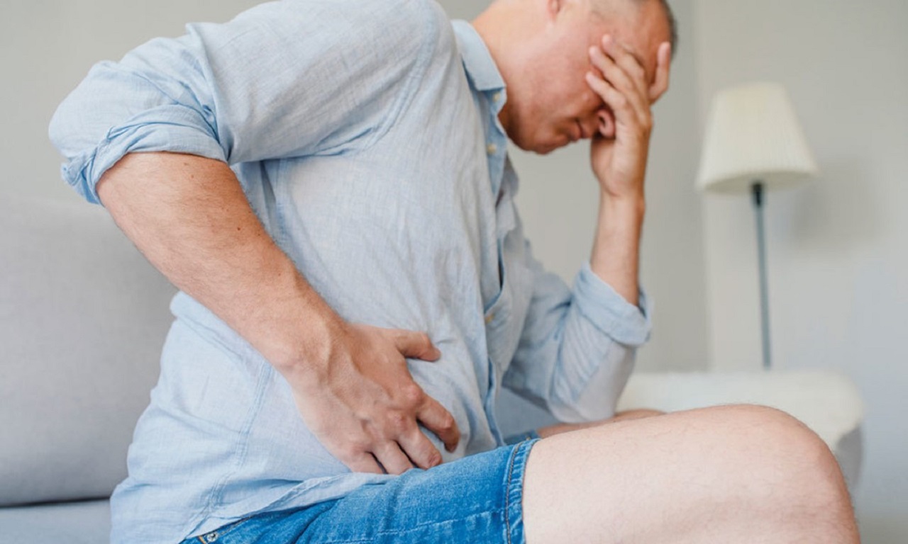 Có những biện pháp nào để giữ cho vùng bụng không bị sưng và giảm nhẹ các triệu chứng của đau ruột thừa cấp?
