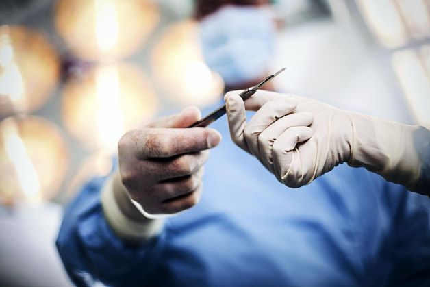 Tiểu phẫu cắt bao quy đầu là thủ thuật đơn giản và được tiến hành trong thời gian ngắn và ít gây biến chứng đối với người bệnh