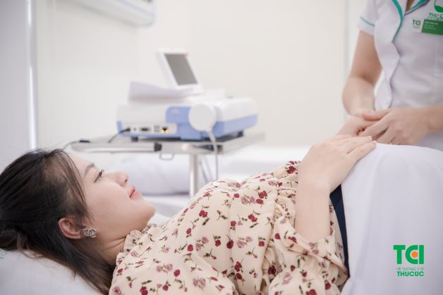 Bên cạnh việc siêu âm, mẹ bầu cũng có thể thông qua vị trí máy và cử động của thai nhi ở trong bụng để có thể dự đoán vị trí ngôi thai thuận tuần 32 